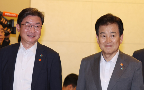 국무회의 참석하는 정동영·이억원