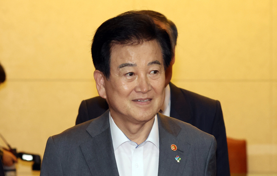 국무회의 참석하는 정동영 장관