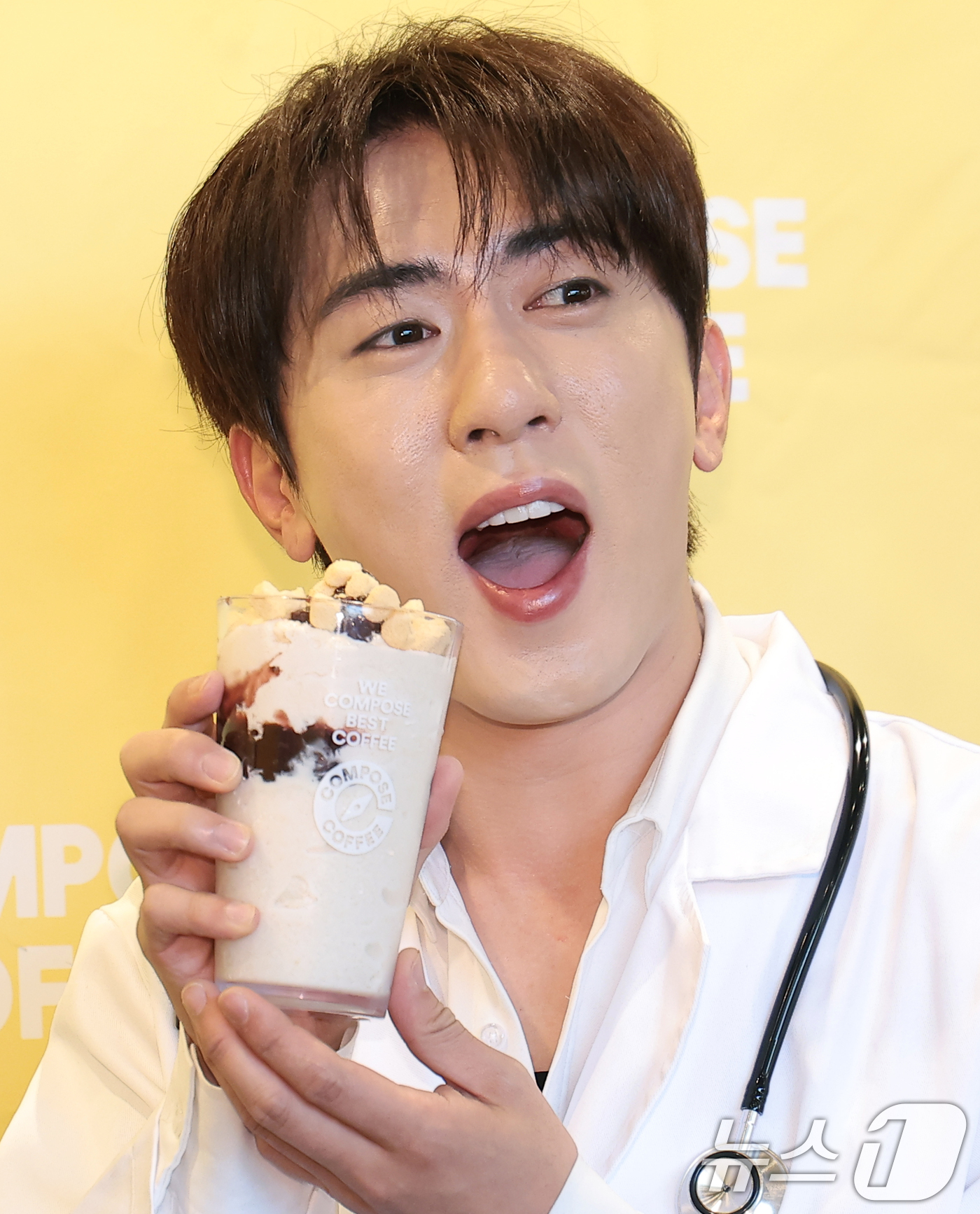 (서울=뉴스1) 권현진 기자 = 개그맨 김원훈이 9일 서울 성동구 컴포즈커피 성수코리아IT점에서 열린 컴포즈커피 ‘연유 수박 팥빙’ 무료 증정 행사에서 여름 인기 메뉴인 ‘인절미 …