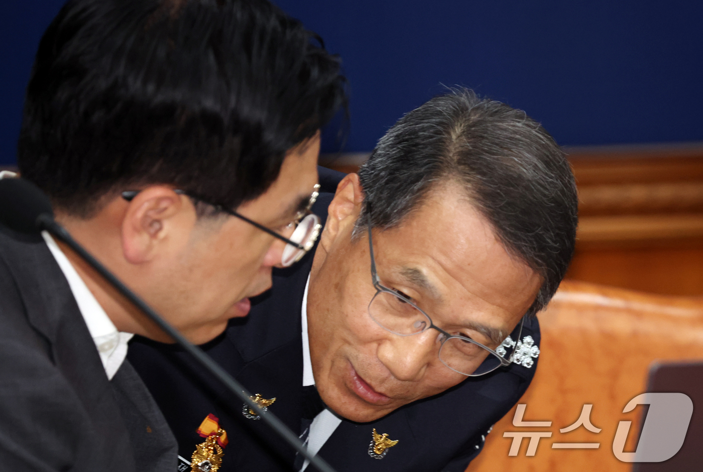 (서울=뉴스1) 김명섭 기자 = 김민재 행정안전부 차관과 유재성 경찰청장 직무대행이  9일 오전 서울 종로구 세종대로 정부서울청사에서 열린 국무회의에 대화를 하고 있다. 2026. …