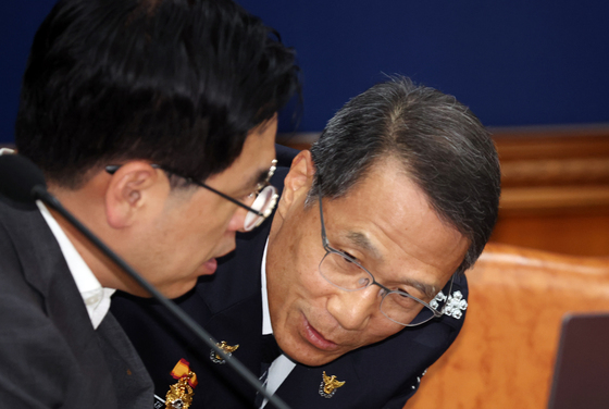 대화하는 김민재 차관과 유재청 직무대행