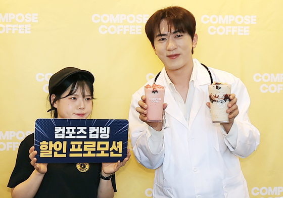 김원훈, 컴포즈커피 여름 컵빙 들고 시원한 미소