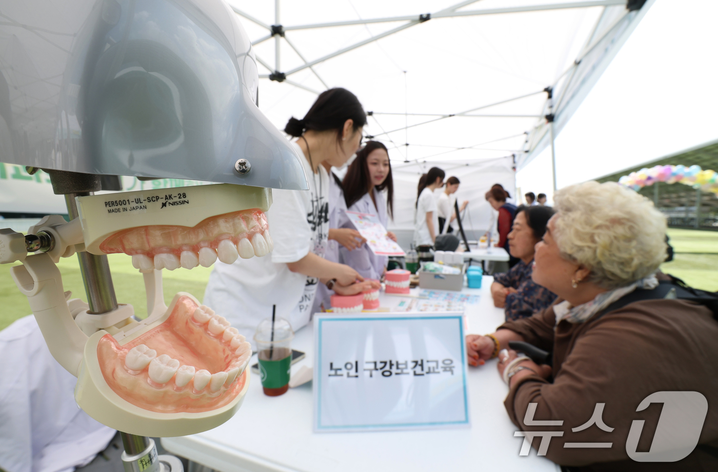 (용인=뉴스1) 김영운 기자 = 9일 경기 용인시 처인구 용인시청 하늘광장에서 열린 제81회 구강보건의 날 기념 행사에서 시민들이 구강보건교육을 받고 있다. 2026.6.9/뉴스1 …