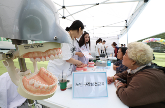 구강보건교육 받는 시민들