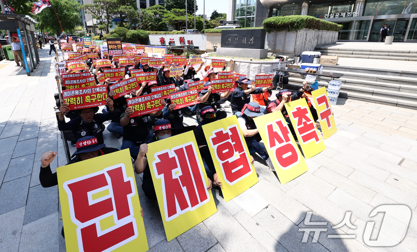 (서울=뉴스1) 최지환 기자 = 레미콘운송노조 노조원들이 9일 서울 강남구 건설회관 앞에서 열린 '건설사의 불공정거래 철폐 촉구 총력 투쟁대회'에서 구호를 외치고 있다. 2026. …