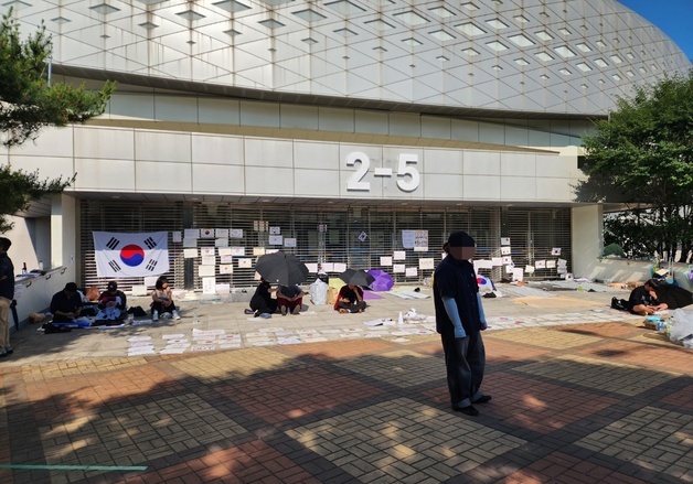 잠실 '개표소 시위' 장기화…의료부스·쉼터 리무진·커피차도 등장