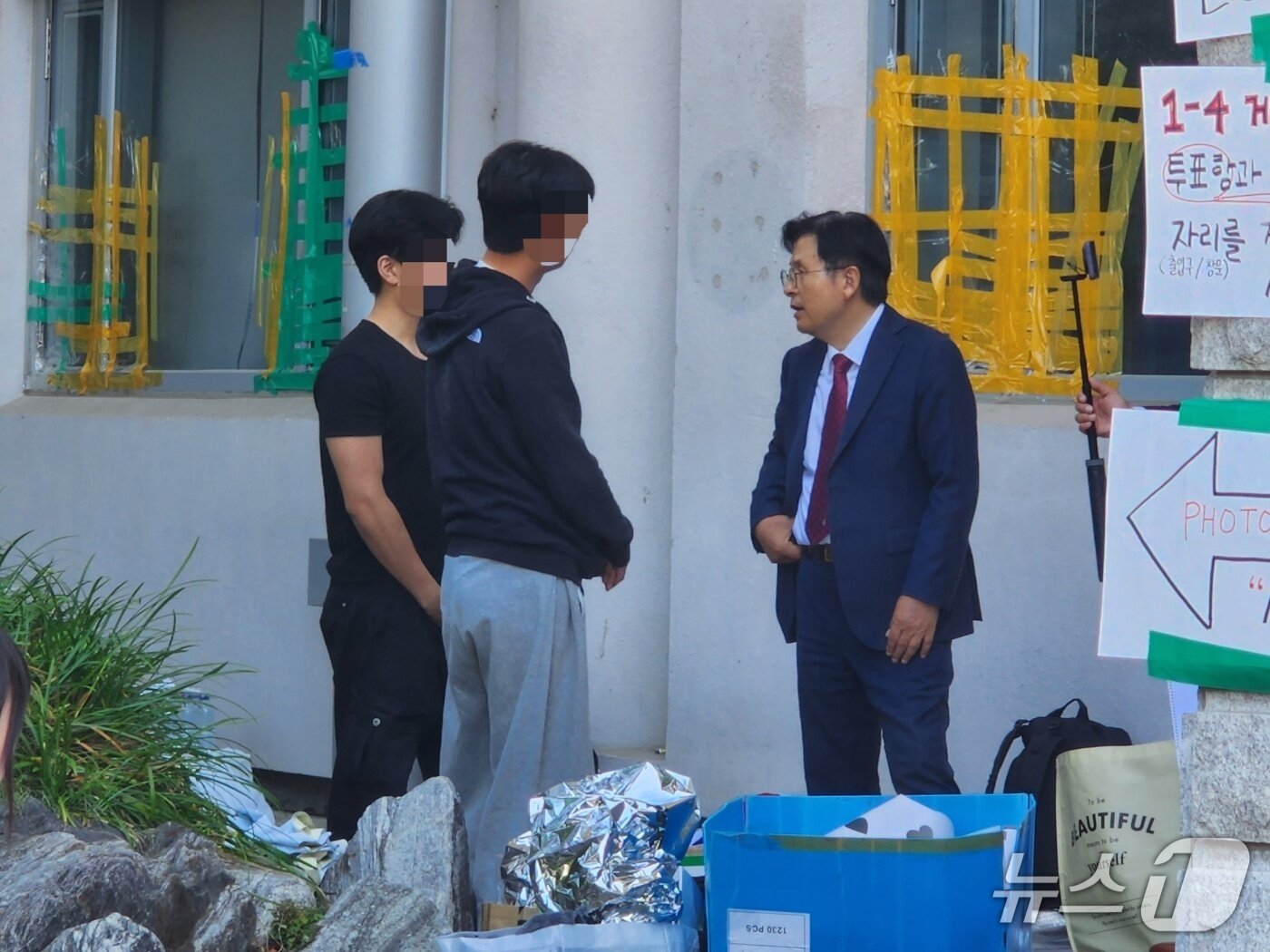 본문 이미지 - 9일 서울시 송파구에서 황교안 자유와혁신 대표가 재선거 요구 시위 중인 청년들과 대화하고 있다. 2026.06.09/ⓒ 뉴스1 권진영 기자