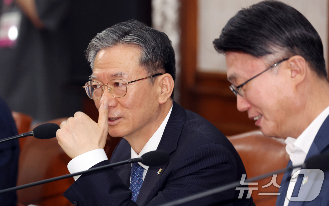 (서울=뉴스1) 김명섭 기자 = 정성호 법무부 장관과 류제명 과학기술정보통신부 차관이  9일 오전 서울 종로구 세종대로 정부서울청사에서 열린 국무회의에서 대화를 하고 있다. 202 …