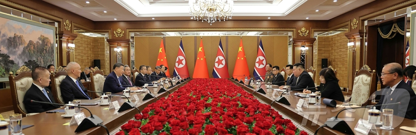 (평양 노동신문=뉴스1) = 북한 노동당 기관지 노동신문은 9일 "김정은 동지께서 6월 8일 중국공산당 중앙위원회 총서기, 중화인민공화국 주석 습근평(시진핑)동지와 회담했다"라고 …