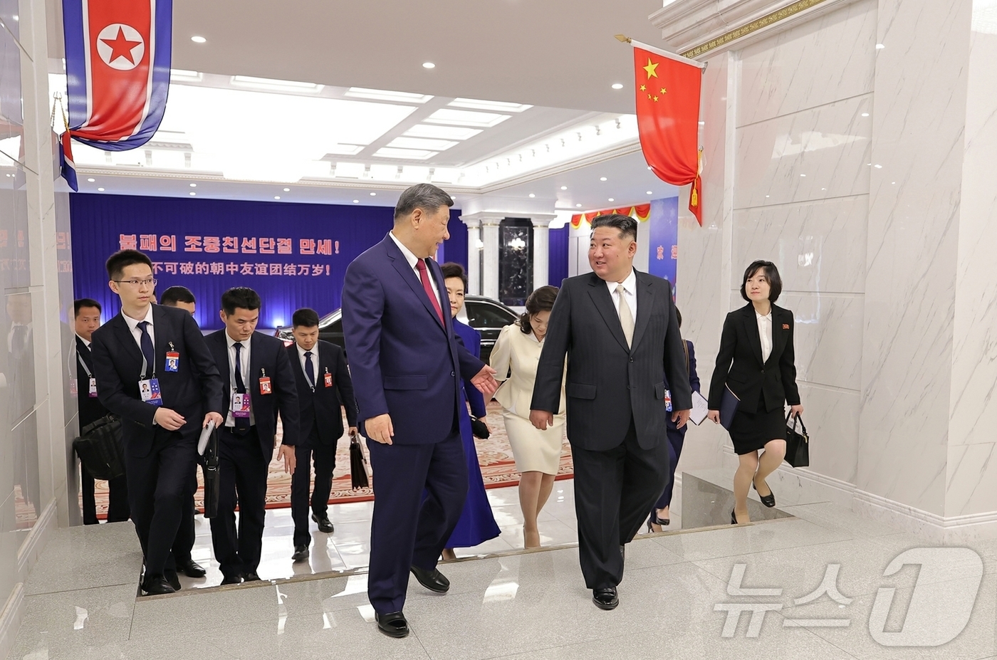(평양 노동신문=뉴스1) = 북한 노동당 기관지 노동신문은 9일 김정은 당 총비서가 시진핑 중국 주석의 방북을 환영하며 지난 8일 저녁 목란관에서 연회를 마련했다고 보도했다. 김 …