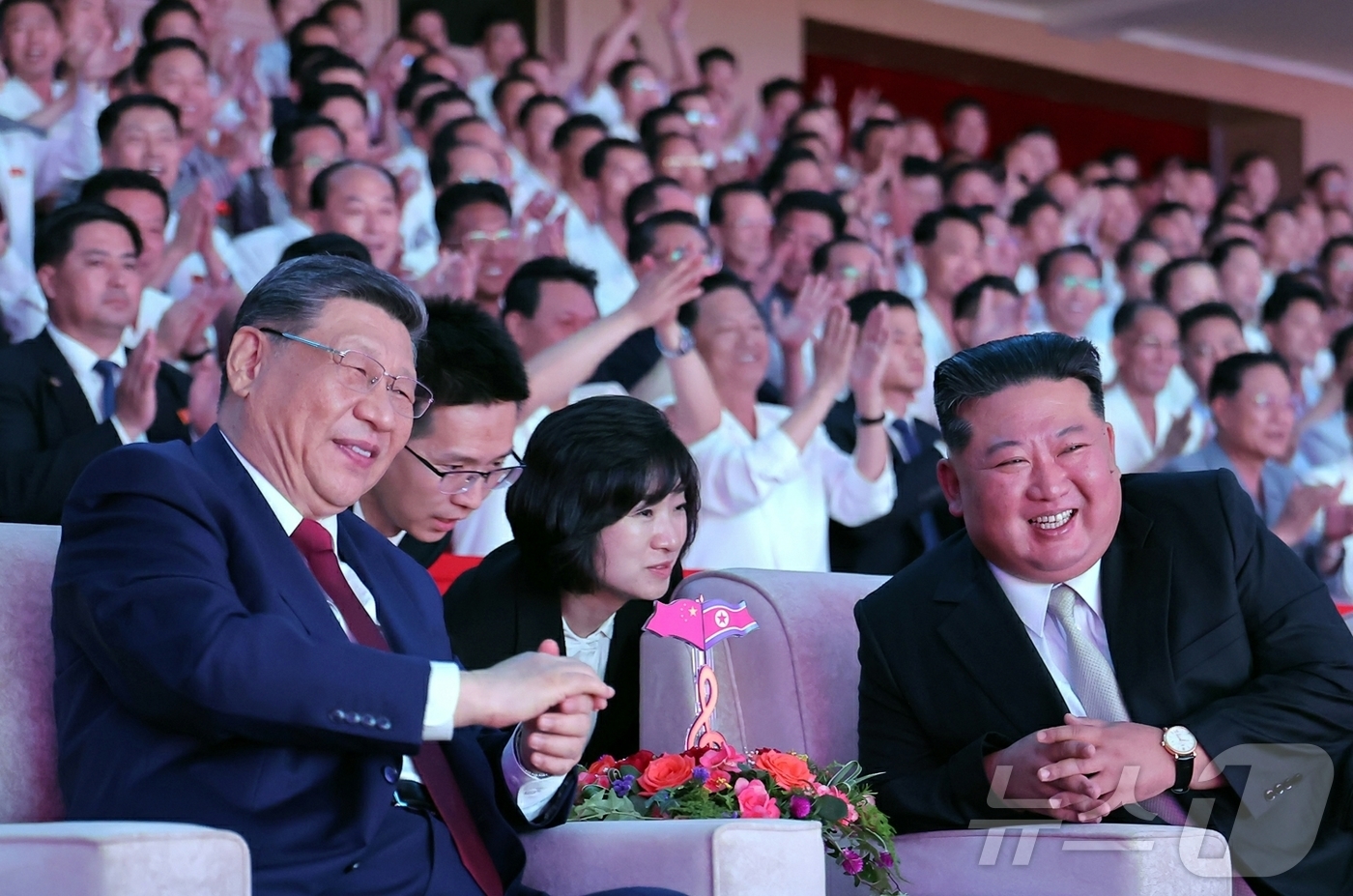 (평양 노동신문=뉴스1) = 북한 노동당 기관지 노동신문은 9일 시진핑 중국 국가주석의 방북을 환영하는 공연이 지난 8일 밤 평양체육관에서 성대히 진행됐다고 보도했다. [국내에서만 …