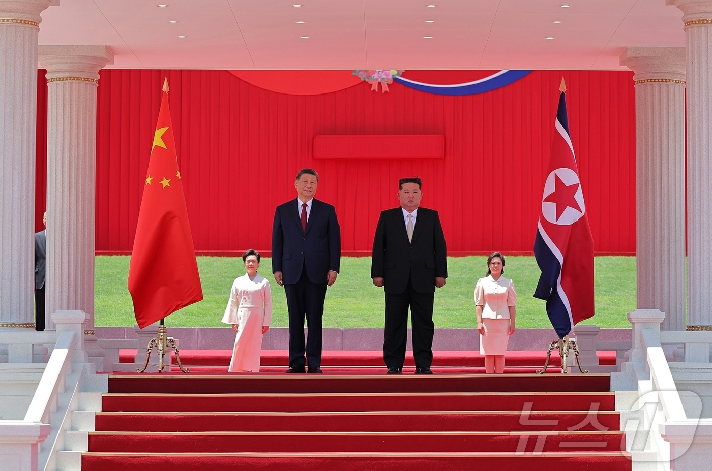 (평양 노동신문=뉴스1) = 북한 노동당 기관지 노동신문은 지난 8일 김일성광장에서 시진핑 중국 국가주석의 방북을 환영하는 의식이 성대히 진행됐다고 보도했다. [국내에서만 사용가능 …