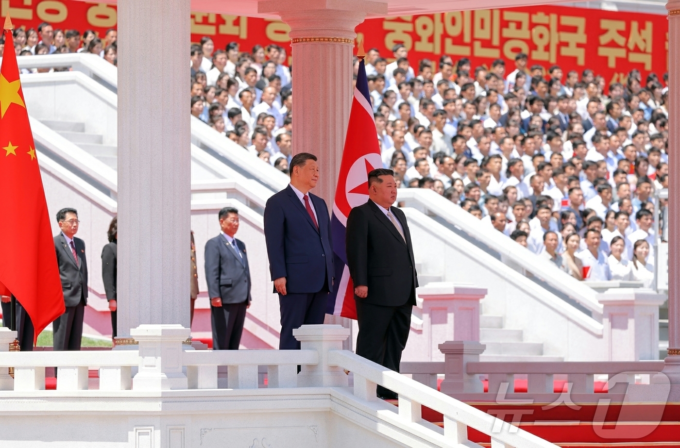 (평양 노동신문=뉴스1) = 북한 노동당 기관지 노동신문은 지난 8일 김일성광장에서 시진핑 중국 국가주석의 방북을 환영하는 의식이 성대히 진행됐다고 보도했다. [국내에서만 사용가능 …