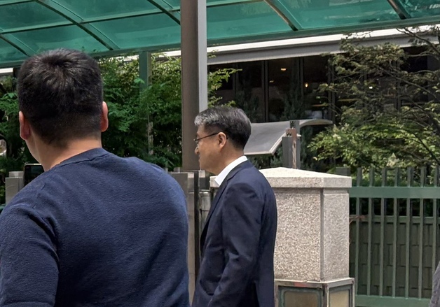 '통일교 수사 무마 의혹' 前강원경찰청장 특검 출석…비밀누설 혐의