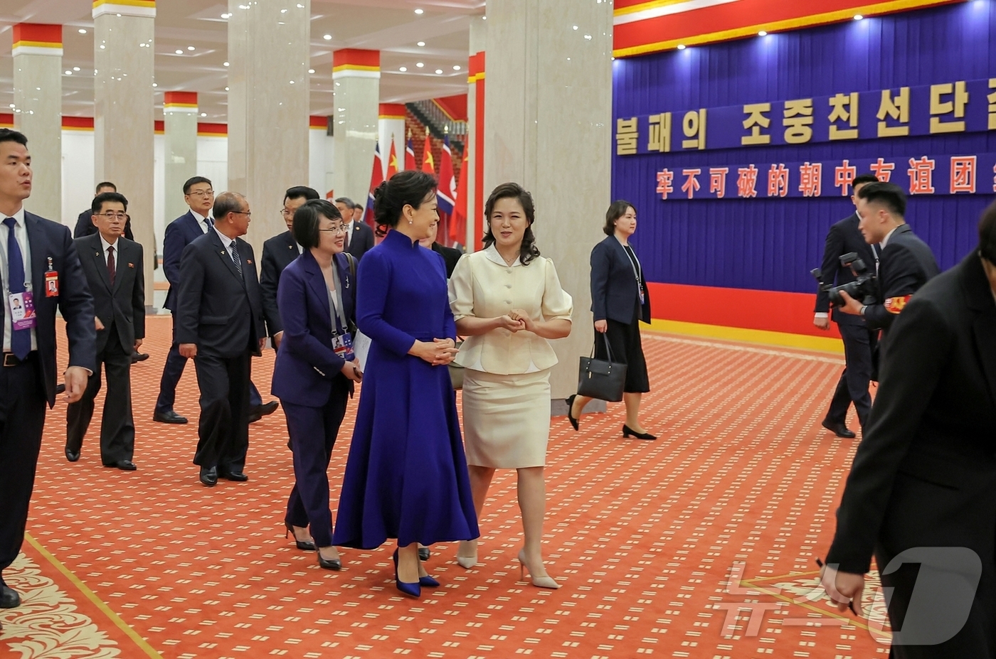 (평양 노동신문=뉴스1) = 북한 노동당 기관지 노동신문은 9일 시진핑 중국 국가주석의 방북을 환영하는 공연이 지난 8일 밤 평양체육관에서 성대히 진행됐다고 보도했다. [국내에서만 …