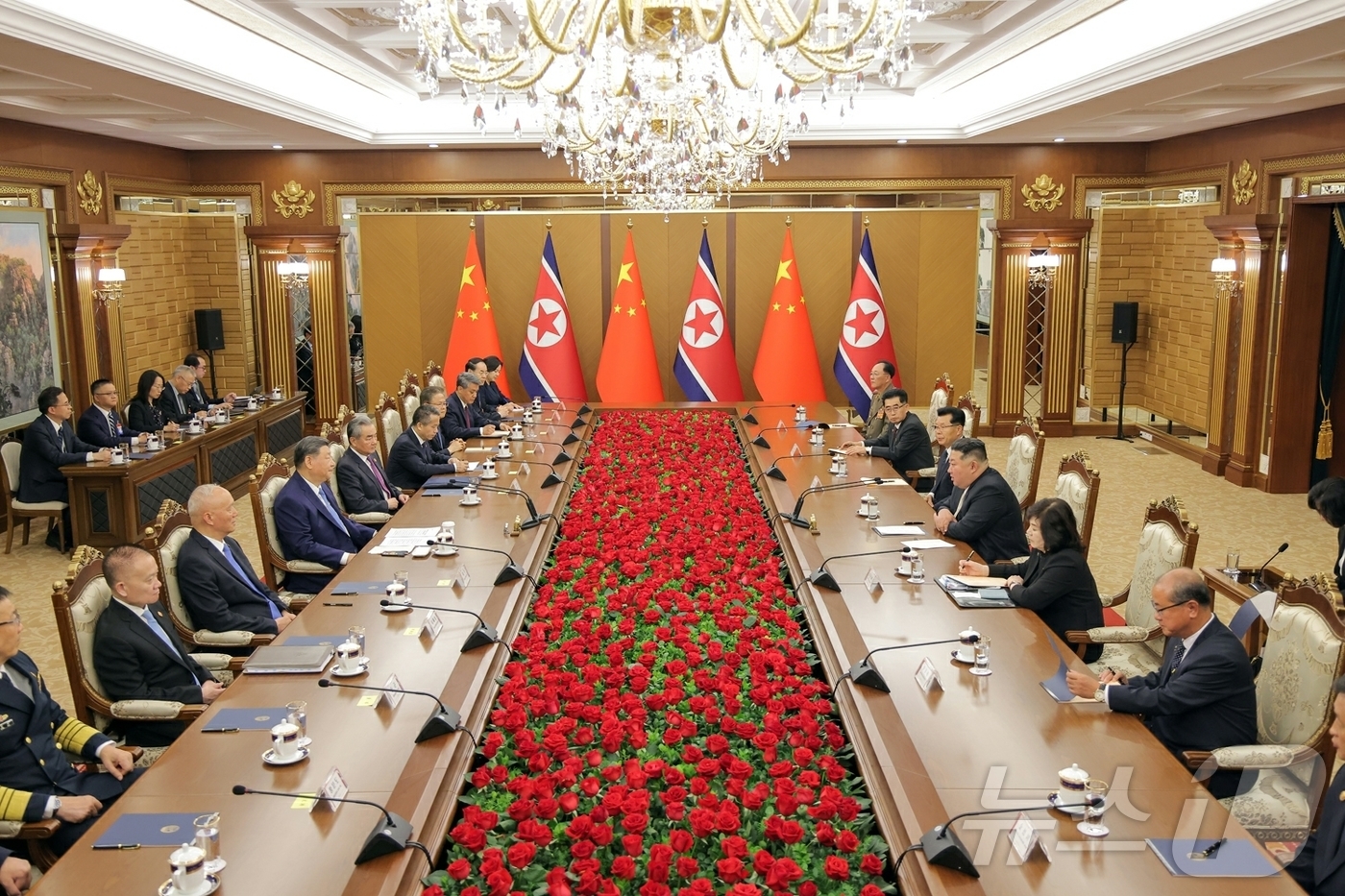 (평양 노동신문=뉴스1) = 북한 노동당 기관지 노동신문은 지난 8일 평양에서 시진핑 중국 국가주석과 김정은 당 총비서의 회담이 진행됐다고 9일 보도했다. [국내에서만 사용가능. …