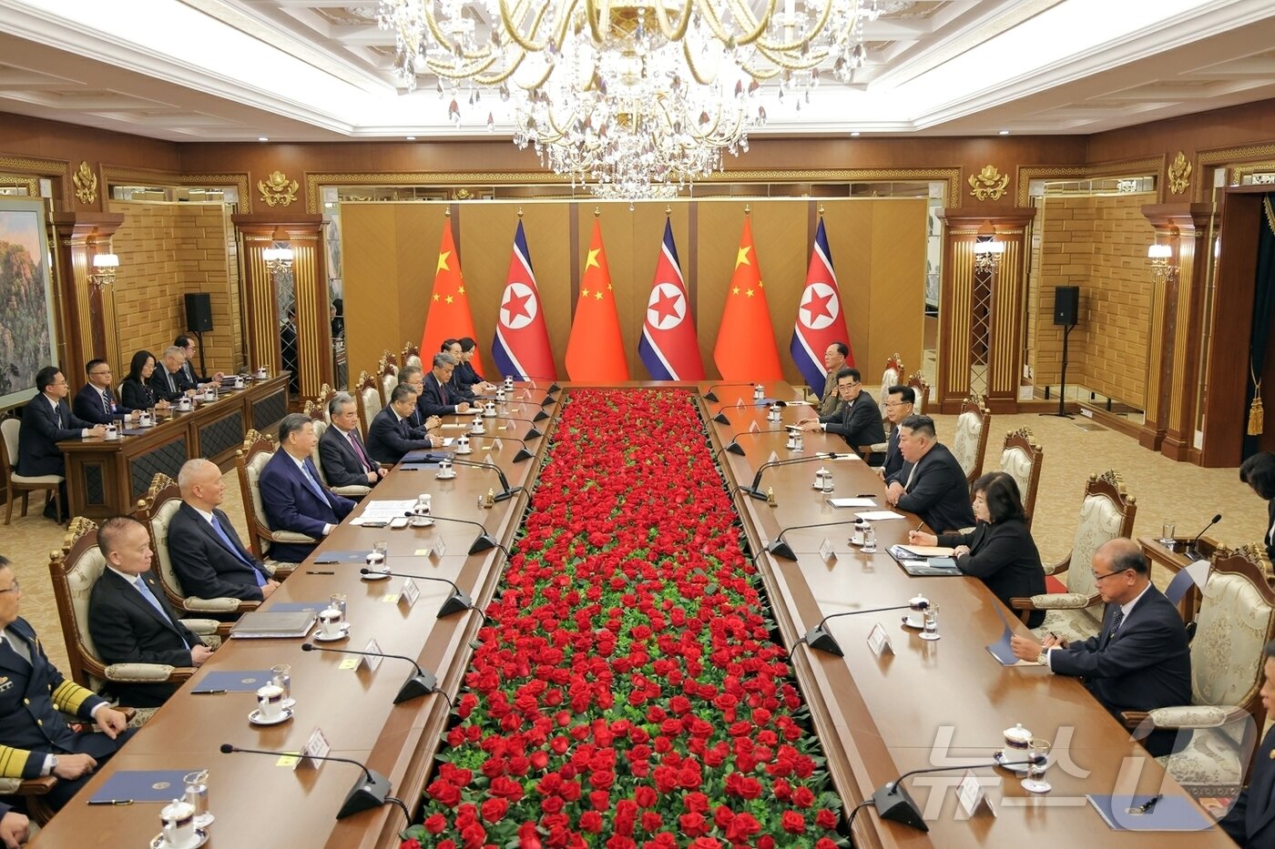 본문 이미지 - (평양 노동신문=뉴스1) = 북한 노동당 기관지 노동신문은 지난 8일 평양에서 시진핑 중국 국가주석과 김정은 당 총비서의 회담이 진행됐다고 9일 보도했다. [국내에서만 사용가능. 재배포 금지. DB 금지. For Use Only in the Republic of Korea. Redistribution Prohibited] rodongphoto@news1.kr