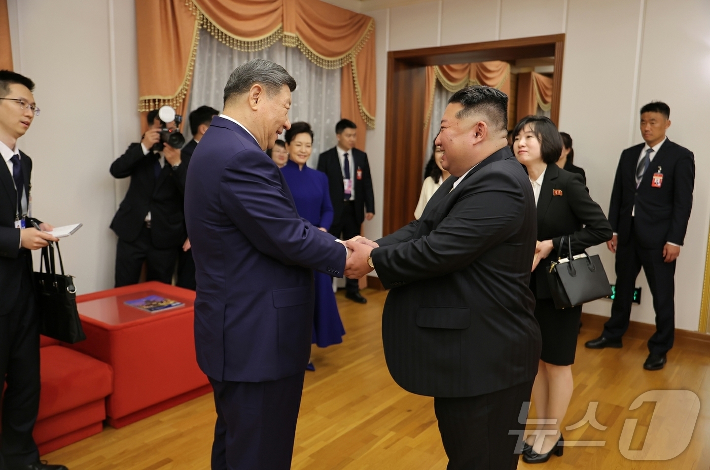 (평양 노동신문=뉴스1) = 북한 노동당 기관지 노동신문은 9일 시진핑 중국 국가주석의 방북을 환영하는 공연이 지난 8일 밤 평양체육관에서 성대히 진행됐다고 보도했다. [국내에서만 …