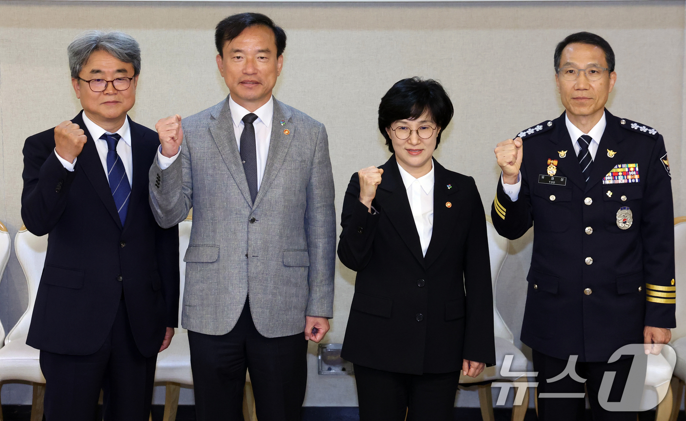 (서울=뉴스1) 김명섭 기자 = 원민경 성평등가족부 장관이 9일 서울 종로구 정부서울청사에서 범정부 디지털성범죄 대응 협의체 킥 오프 회의에서 주요 참석자들과 기념촬영 하고 있다. …