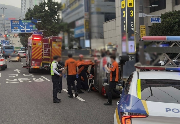 부산 남포사거리 70대 운전 승용차 좌회전 중 보도연석에 '쾅' 전도