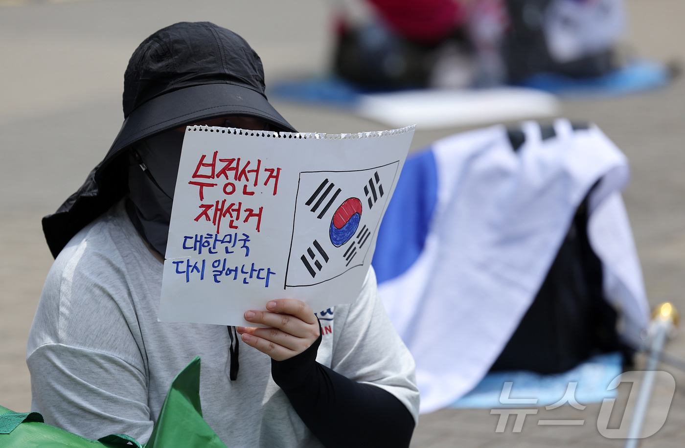 (서울=뉴스1) 김성진 기자 = 제9회 전국동시지방선거 투표용지 부족 사태에 반발한 시민들이 9일 서울 송파구 올림픽공원 핸드볼경기장에 설치된 개표소 앞에서 재선거를 촉구하며 구호 …