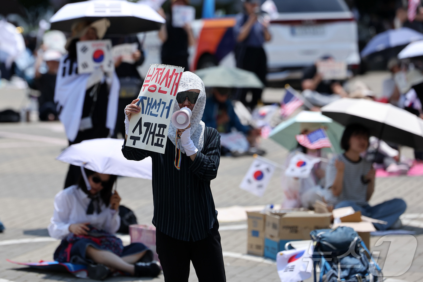 (서울=뉴스1) 김성진 기자 = 제9회 전국동시지방선거 투표용지 부족 사태에 반발한 시민들이 9일 서울 송파구 올림픽공원 핸드볼경기장에 설치된 개표소 앞에서 재선거를 촉구하며 구호 …