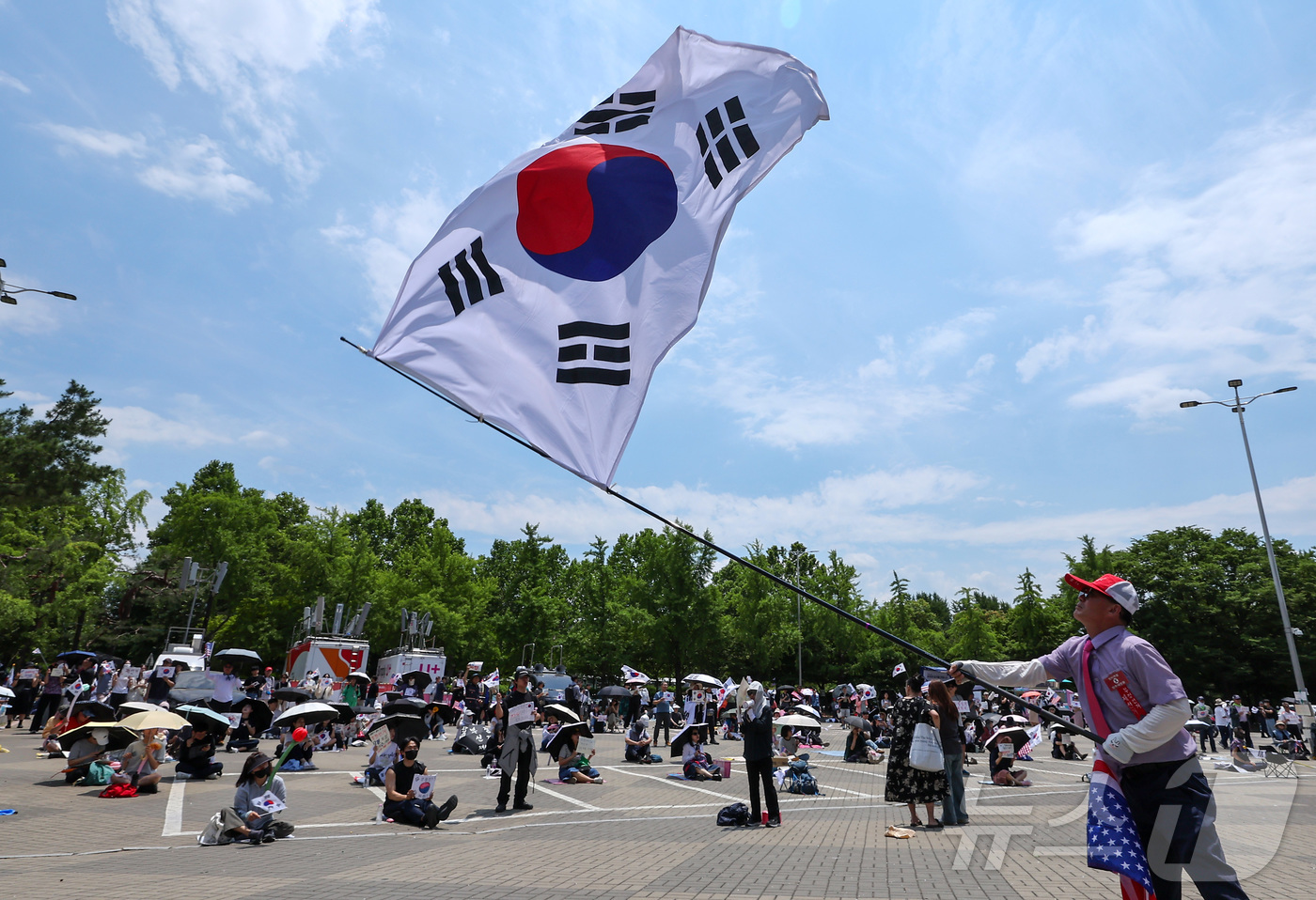 (서울=뉴스1) 김성진 기자 = 제9회 전국동시지방선거 투표용지 부족 사태에 반발한 시민들이 9일 서울 송파구 올림픽공원 핸드볼경기장에 설치된 개표소 앞에서 재선거를 촉구하며 태극 …