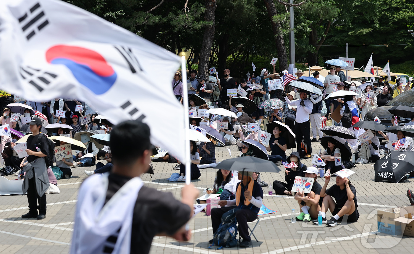 (서울=뉴스1) 김성진 기자 = 제9회 전국동시지방선거 투표용지 부족 사태에 반발한 시민들이 9일 서울 송파구 올림픽공원 핸드볼경기장에 설치된 개표소 앞에서 재선거를 촉구하며 구호 …