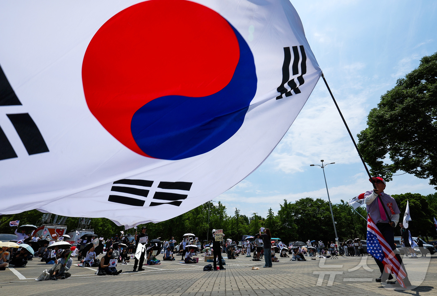 (서울=뉴스1) 김성진 기자 = 제9회 전국동시지방선거 투표용지 부족 사태에 반발한 시민들이 9일 서울 송파구 올림픽공원 핸드볼경기장에 설치된 개표소 앞에서 재선거를 촉구하며 구호 …
