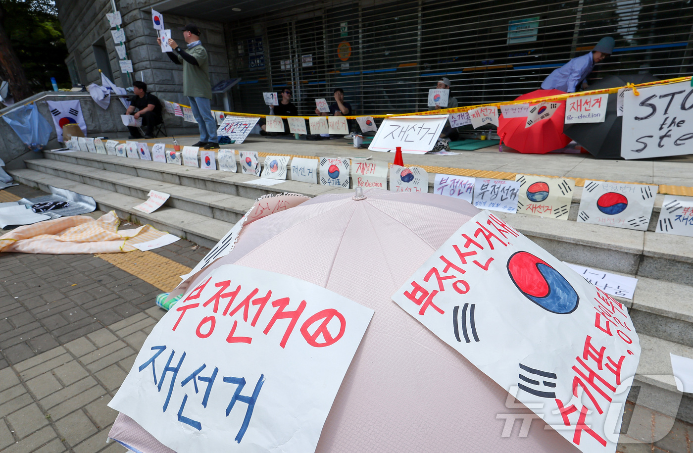 (서울=뉴스1) 김성진 기자 = 제9회 전국동시지방선거 투표용지 부족 사태에 반발한 시민들이 9일 서울 송파구 올림픽공원 핸드볼경기장에 설치된 개표소 앞에서 재선거를 촉구하며 구호 …
