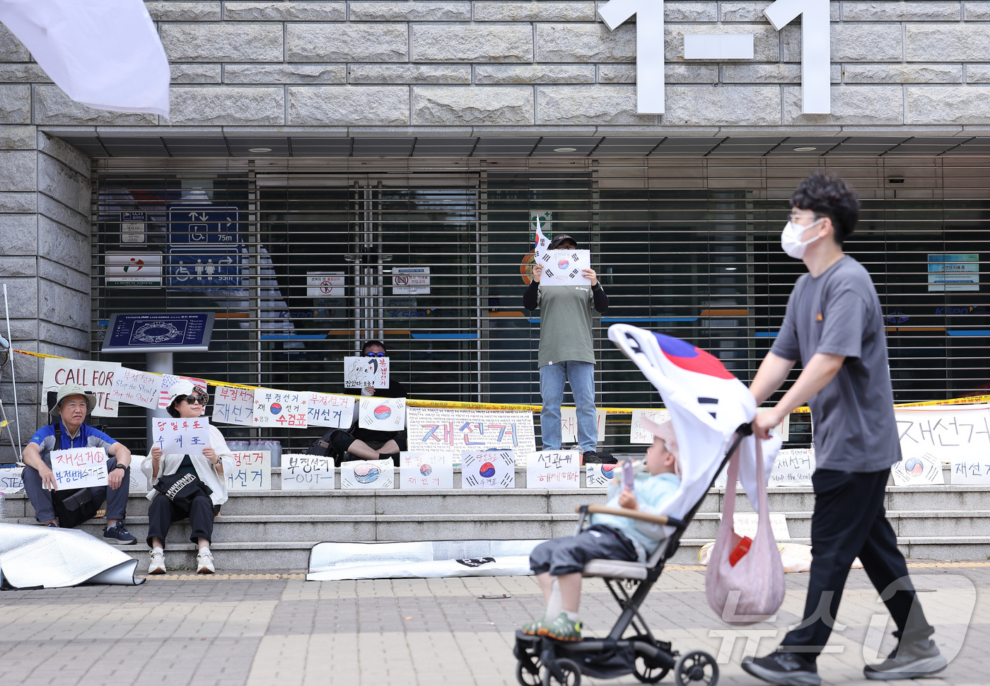 (서울=뉴스1) 김성진 기자 = 제9회 전국동시지방선거 투표용지 부족 사태에 반발한 시민들이 9일 서울 송파구 올림픽공원 핸드볼경기장에 설치된 개표소 앞에서 재선거를 촉구하며 구호 …