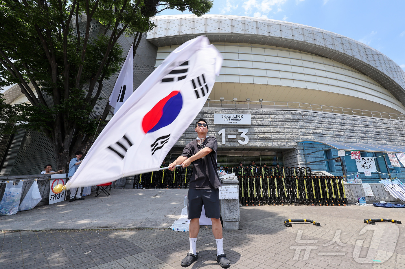 (서울=뉴스1) 김성진 기자 = 제9회 전국동시지방선거 투표용지 부족 사태에 반발한 시민들이 9일 서울 송파구 올림픽공원 핸드볼경기장에 설치된 개표소 앞에서 재선거를 촉구하며 태극 …
