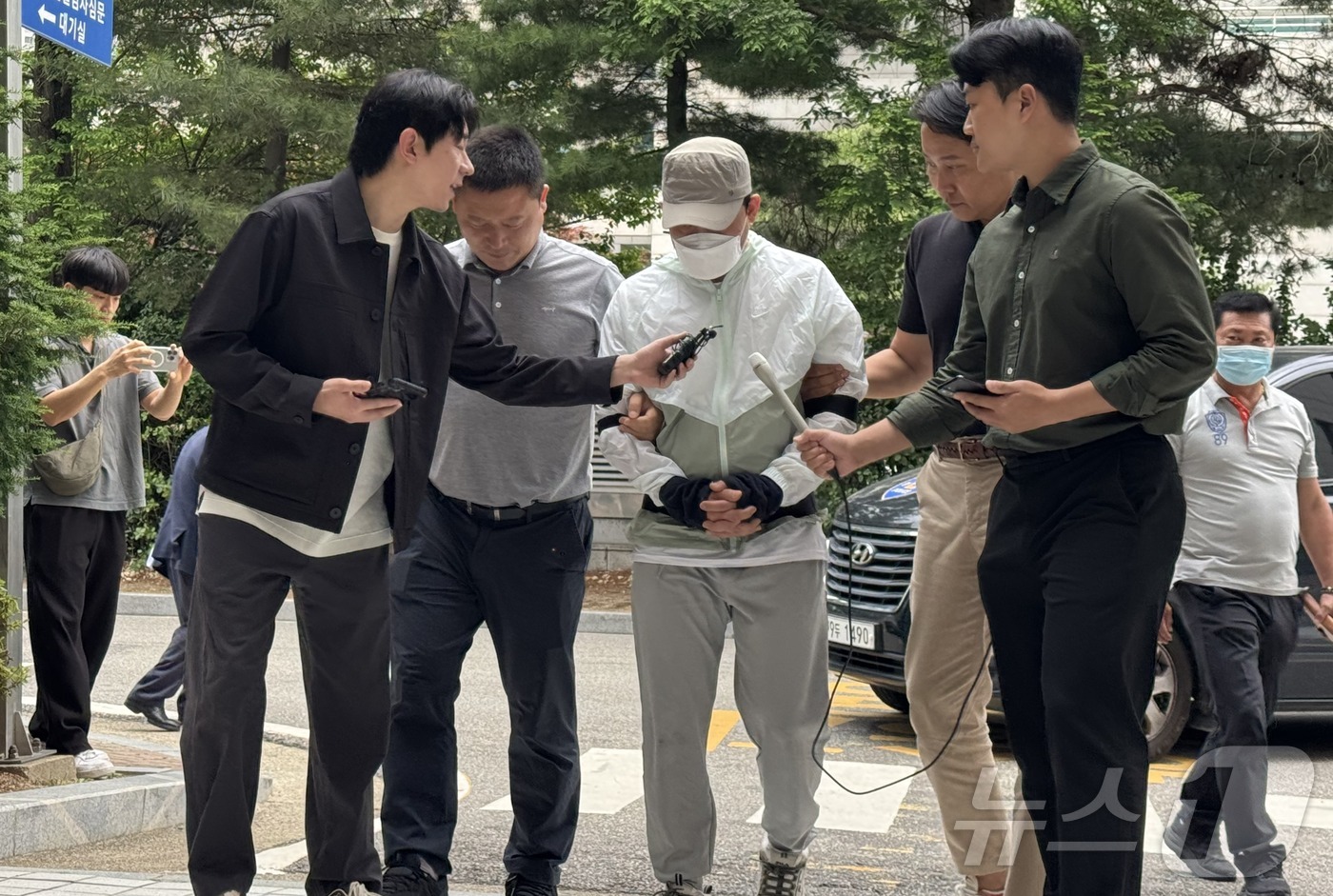 (인천=뉴스1) 박소영 기자 = 강도살인 혐의를 받는 중국 국적 40대 남성 A 씨가 9일 오후 영장실질심사를 받기 위해 인천지법에 출석하고 있다. 2026.6.9/뉴스1