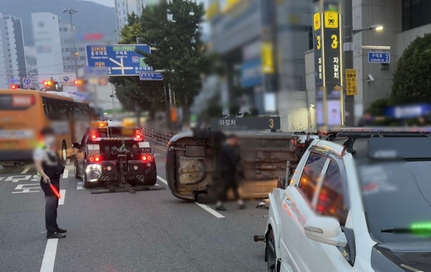 부산 남포사거리서 승용차 전도…70대 운전자 경상(종합)