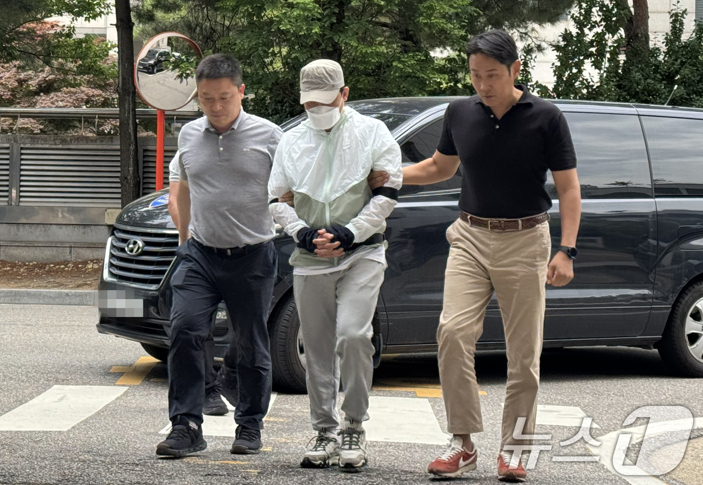 (인천=뉴스1) 박소영 기자 = 강도살인 혐의를 받는 중국 국적 40대 남성 A 씨가 9일 오후 영장실질심사를 받기 위해 인천지법에 출석하고 있다. 2026.6.9/뉴스1