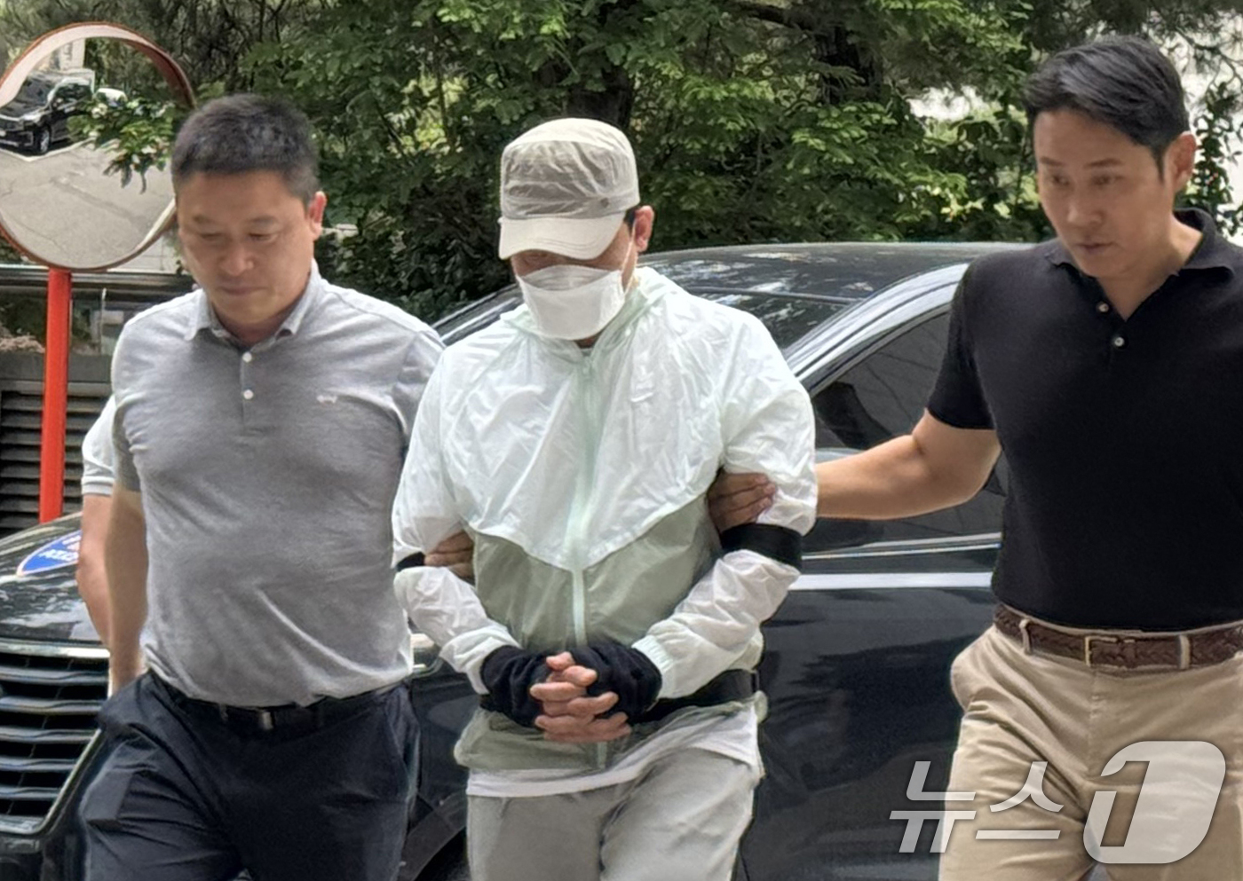 (인천=뉴스1) 박소영 기자 = 강도살인 혐의를 받는 중국 국적 40대 남성 A 씨가 9일 오후 영장실질심사를 받기 위해 인천지법에 출석하고 있다. 2026.6.9/뉴스1