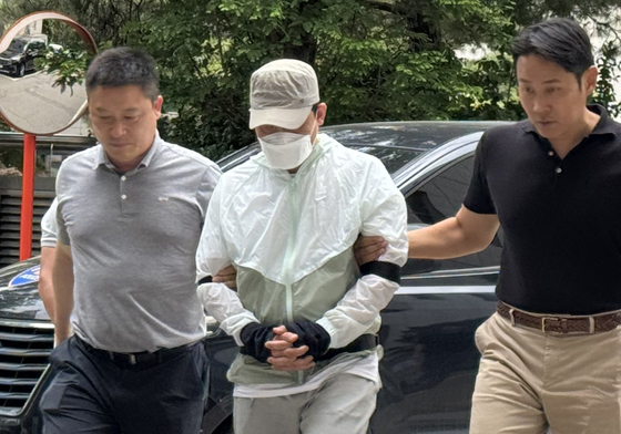 영장심사 출석하는 '70대 슈퍼 주인 살해' 중국인
