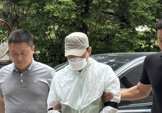 슈퍼 주인 살해한 중국인, 인천지법으로 영장심사 출석