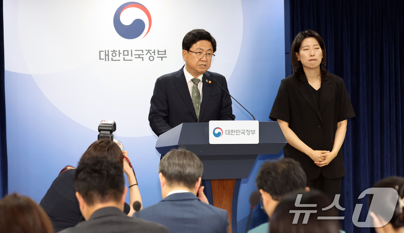 (서울=뉴스1) 김명섭 기자 = 최교진 교육부 장관이 9일 오후 서울 종로구 세종대로 정부서울청사에서 10대 청소년 자살예방 범정부 추진 대책 발표를 하고 있다. 2026.6.9/ …