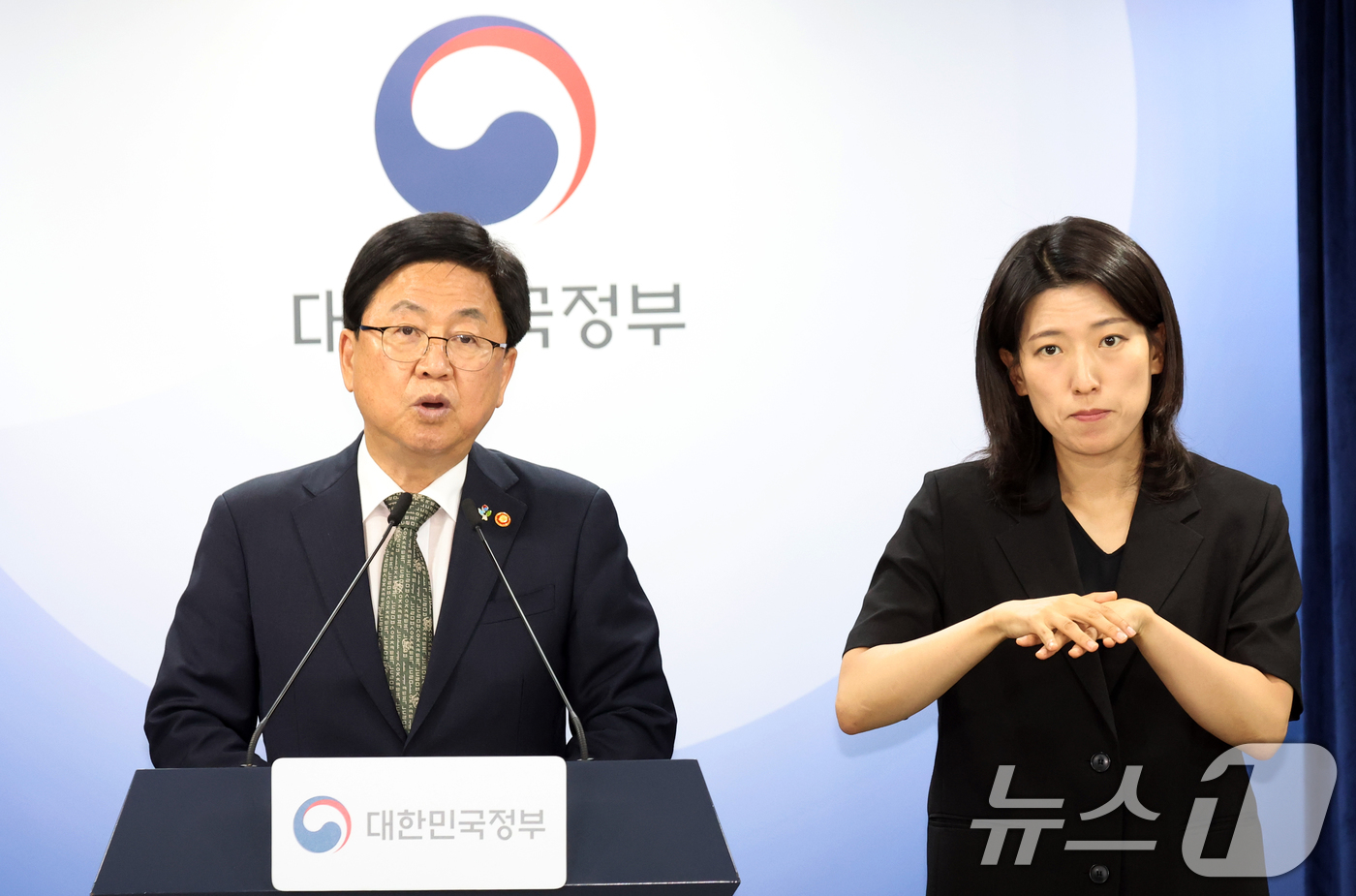 (서울=뉴스1) 김명섭 기자 = 최교진 교육부 장관이 9일 오후 서울 종로구 세종대로 정부서울청사에서 10대 청소년 자살예방 범정부 추진 대책 발표를 하고 있다. 2026.6.9/ …