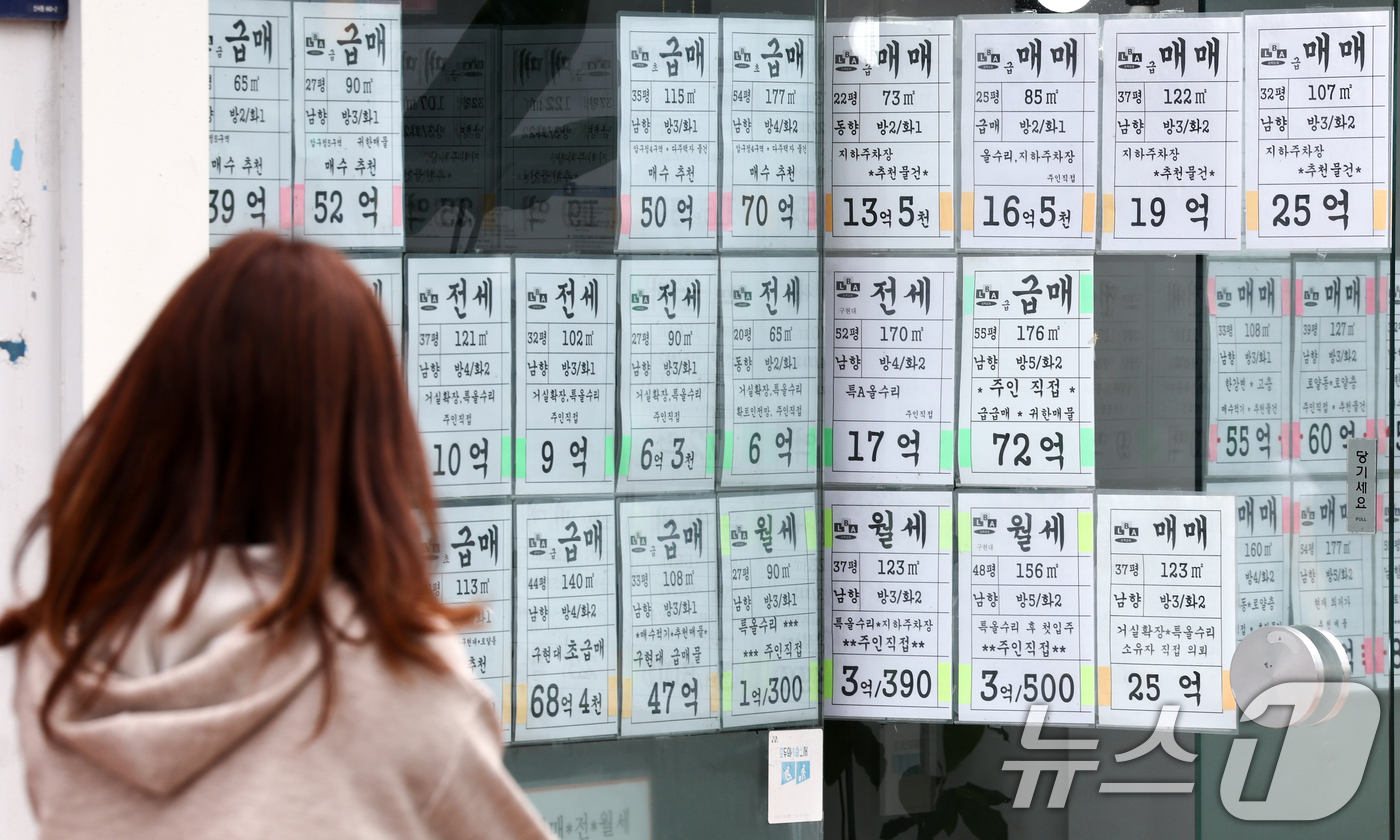 (서울=뉴스1) 최지환 기자 = 9일 법원 등기정보광장에 따르면 지난달 서울 집합건물(아파트·빌라·오피스텔 등) 거래회전율은 0.35으로 7개월 만에 가장 낮은 수준을 기록했다. …