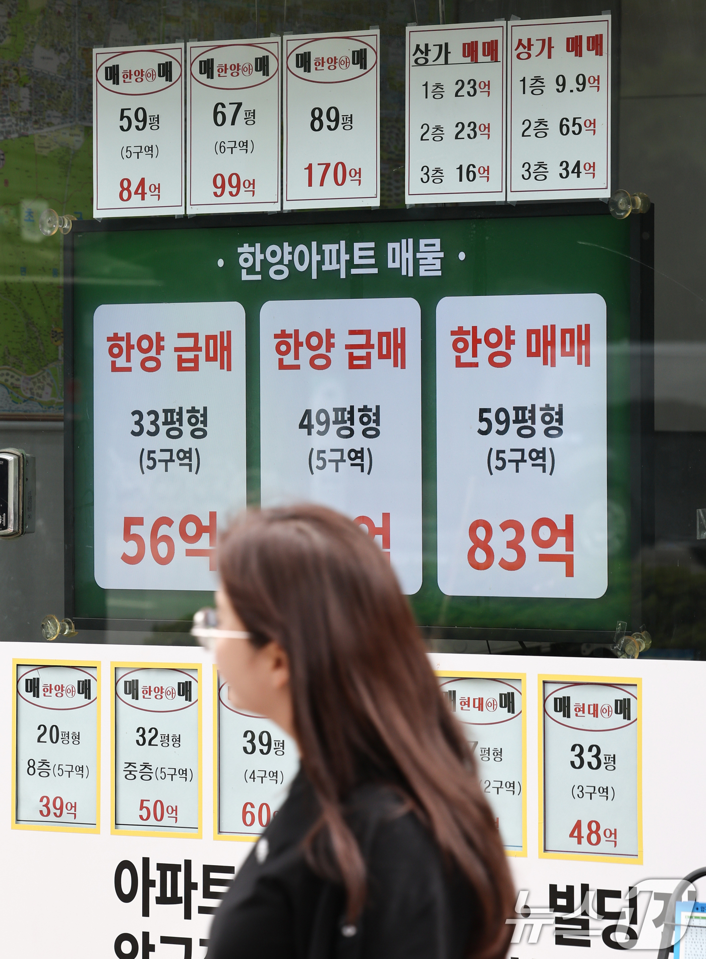(서울=뉴스1) 최지환 기자 = 9일 법원 등기정보광장에 따르면 지난달 서울 집합건물(아파트·빌라·오피스텔 등) 거래회전율은 0.35으로 7개월 만에 가장 낮은 수준을 기록했다. …