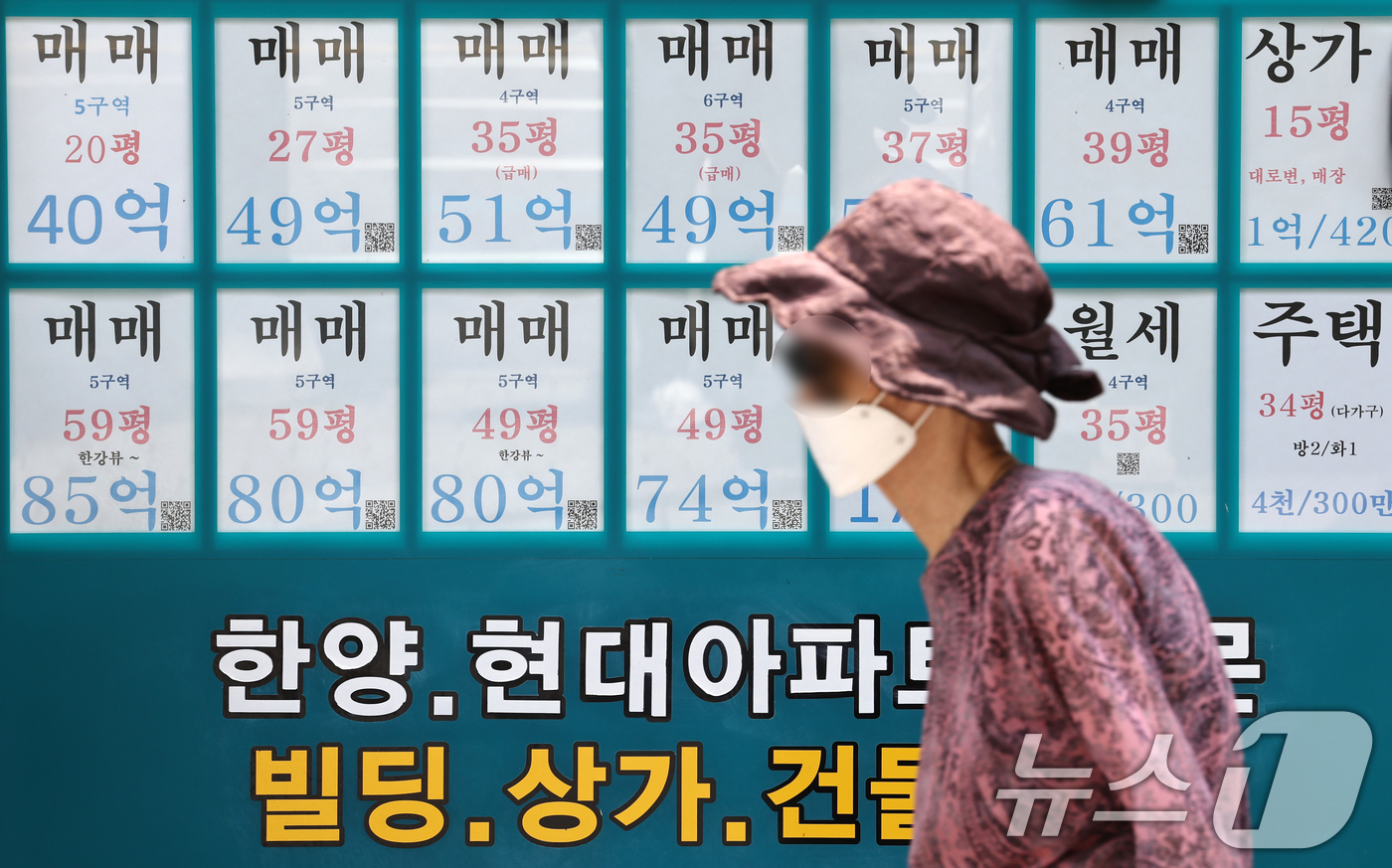 (서울=뉴스1) 최지환 기자 = 9일 법원 등기정보광장에 따르면 지난달 서울 집합건물(아파트·빌라·오피스텔 등) 거래회전율은 0.35으로 7개월 만에 가장 낮은 수준을 기록했다. …
