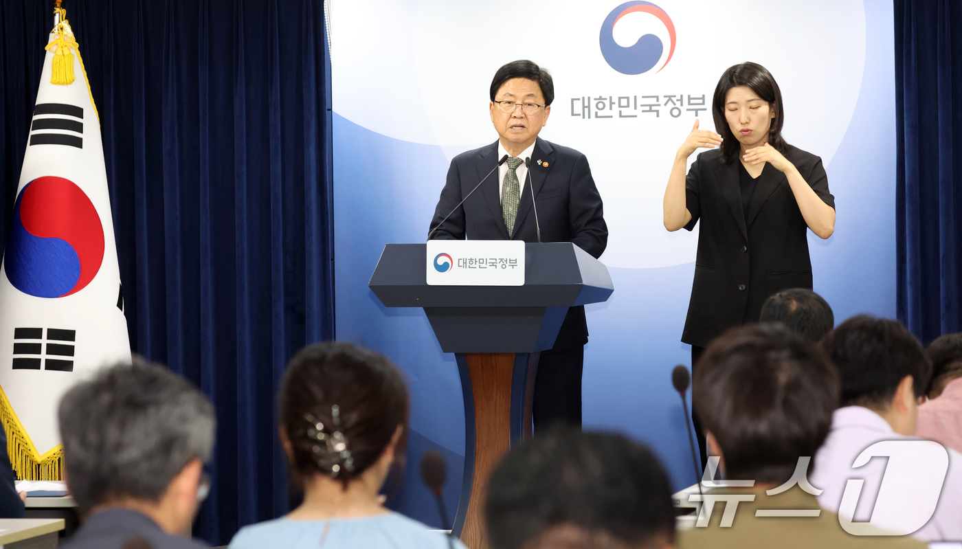 (서울=뉴스1) 김명섭 기자 = 최교진 교육부 장관이 9일 오후 서울 종로구 세종대로 정부서울청사에서 10대 청소년 자살예방 범정부 추진 대책 발표를 하고 있다. 2026.6.9/ …