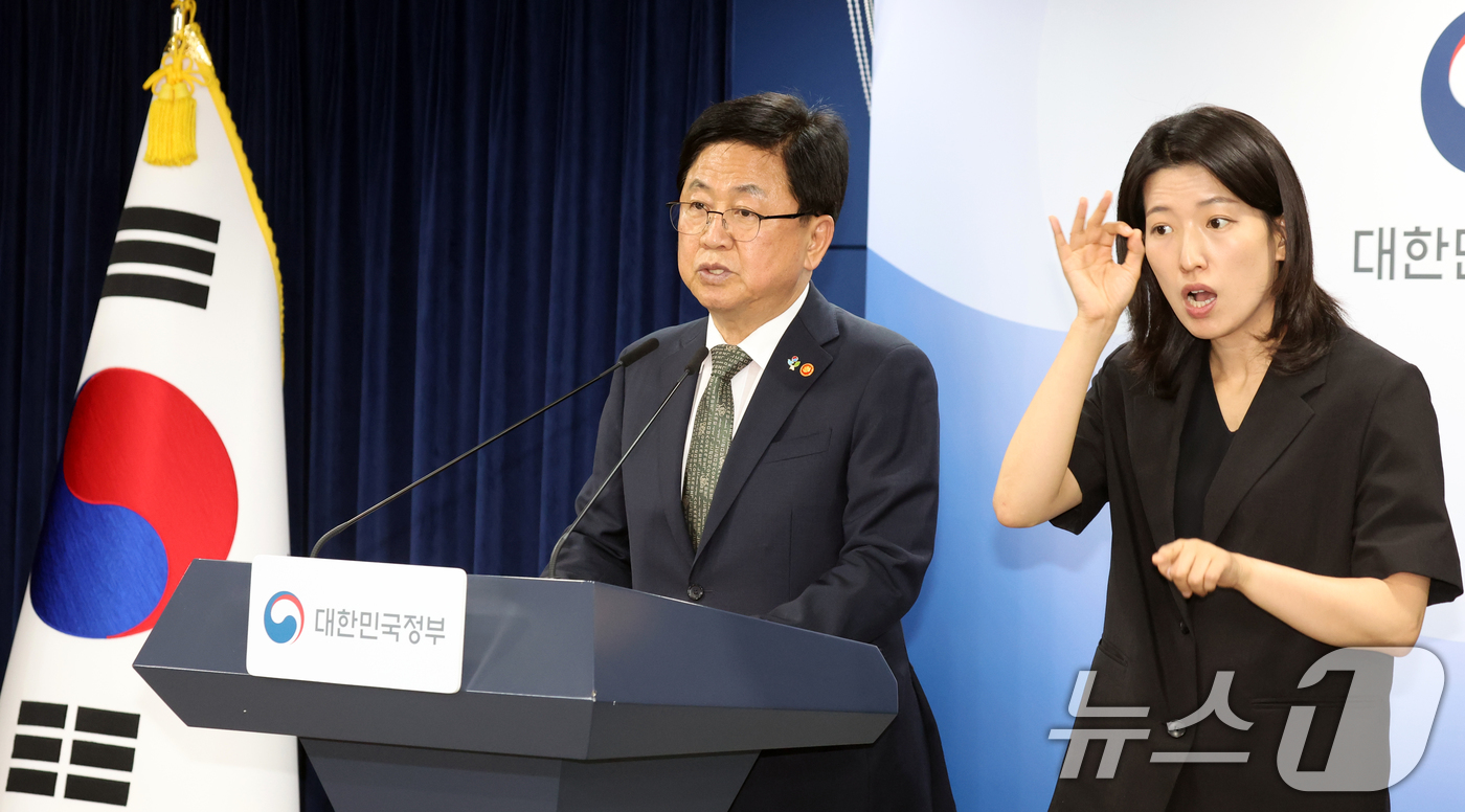 (서울=뉴스1) 김명섭 기자 = 최교진 교육부 장관이 9일 오후 서울 종로구 세종대로 정부서울청사에서 10대 청소년 자살예방 범정부 추진 대책 발표를 하고 있다. 2026.6.9/ …