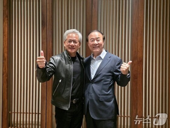 본문 이미지 - 젠슨 황 엔비디아 최고경영자(CEO)와 전영현 삼성전자 부회장이 8일 서울 중구 신라호텔에서 회동했다. (삼성전자 제공) 
