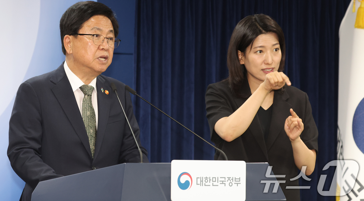 (서울=뉴스1) 김명섭 기자 = 최교진 교육부 장관이 9일 오후 서울 종로구 세종대로 정부서울청사에서 10대 청소년 자살예방 범정부 추진 대책 발표를 하고 있다. 2026.6.9/ …