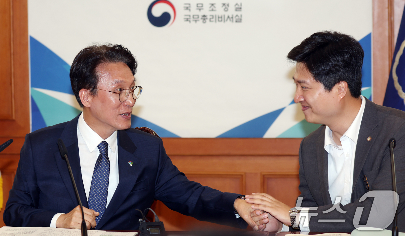(서울=뉴스1) 김명섭 기자 = 김민석 국무총리가 9일 서울 종로구 세종대로 정부서울청사에서 열린 청년정책 관계장관회의에서 우재준 국민의힘 중앙청년위원장과 인사를 하고 있다.  2 …