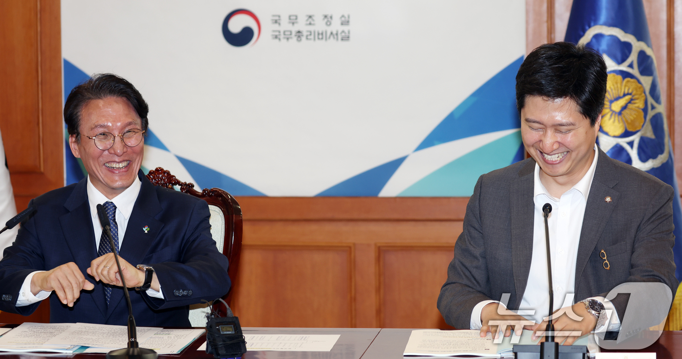 (서울=뉴스1) 김명섭 기자 = 김민석 국무총리가 9일 서울 종로구 세종대로 정부서울청사에서 열린 청년정책 관계장관회의에서 우재준 국민의힘 중앙청년위원장과 대화를 하고 있다.  2 …