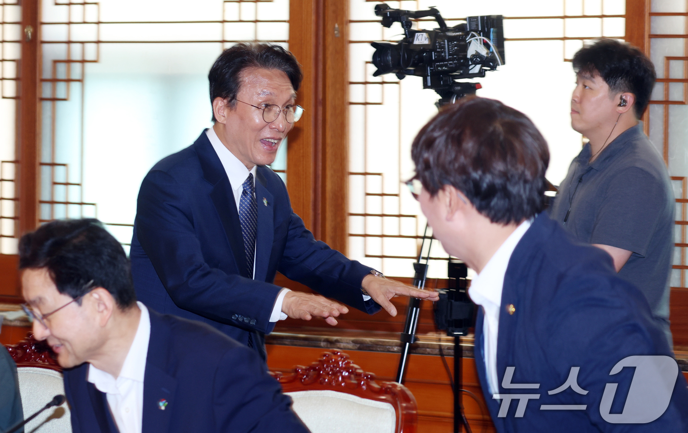 (서울=뉴스1) 김명섭 기자 = 김민석 국무총리가 9일 서울 종로구 세종대로 정부서울청사에서 열린 청년정책 관계장관회의에 참석하며 참석자들에게 일어서지 말라고 체스쳐를 취하고 있다 …